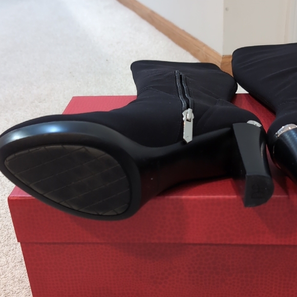 Donald J. Pliner Elegant Black Heeled Boots - Picture 5 of 11